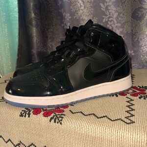 Size youth 7, 8 in women’s Jordan 4s